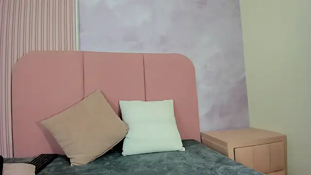 Snapshot of Rosa_Aura chatting on 06-17-26, 01:52 Rosa Aura online show from 06-17-26, 01:52