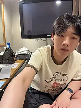 Snapshot of k-kinky chatting on 07-06-26, 12:24 k-kinky online show from 07-06-26, 12:24