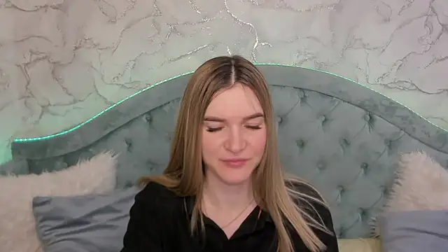 Snapshot of RoxyReignn chatting on 05-31-26, 10:55 RoxyReignn online show from 05-31-26, 10:55