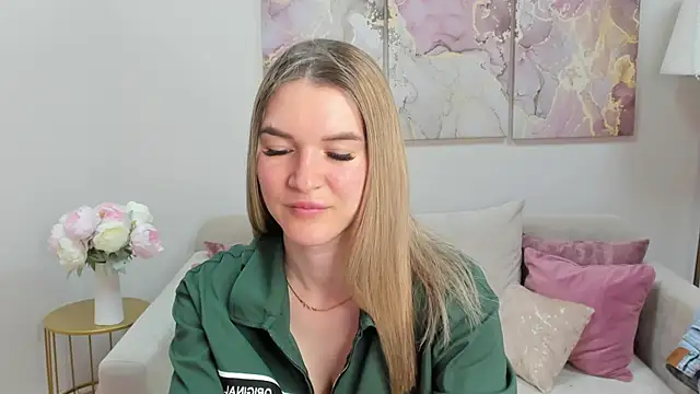 Snapshot of RoxyReignn chatting on 06-15-26, 10:12 RoxyReignn online show from 06-15-26, 10:12