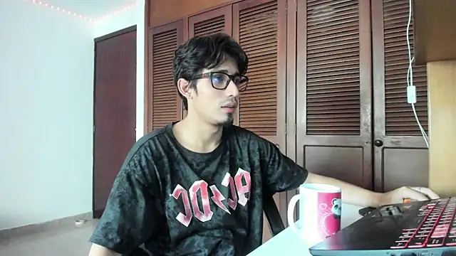 Snapshot of SrIncognito666 chatting on 06-18-26, 11:03 SrIncognito666 online show from 06-18-26, 11:03