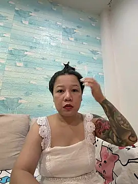 Snapshot of LINDA_HD chatting on 06-03-26, 01:14 LINDA HD online show from 06-03-26, 01:14