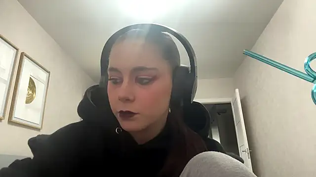 Snapshot of elfLiana chatting on 06-01-26, 04:41 elfLiana online show from 06-01-26, 04:41