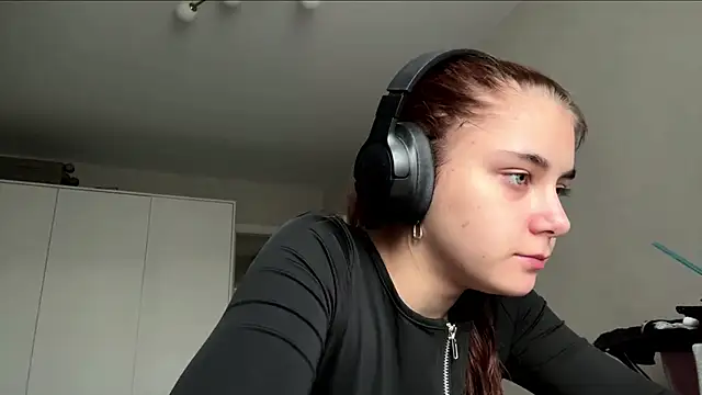 Snapshot of elfLiana chatting on 06-02-26, 04:31 elfLiana online show from 06-02-26, 04:31
