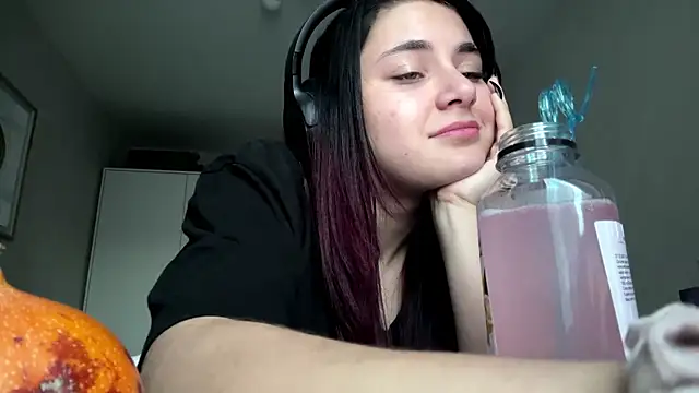 Snapshot of elfLiana chatting on 06-07-26, 05:06 elfLiana online show from 06-07-26, 05:06