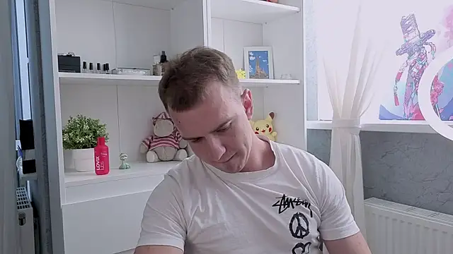 Snapshot of Max_Kunn chatting on 06-18-26, 04:57 Max Kunn online show from 06-18-26, 04:57