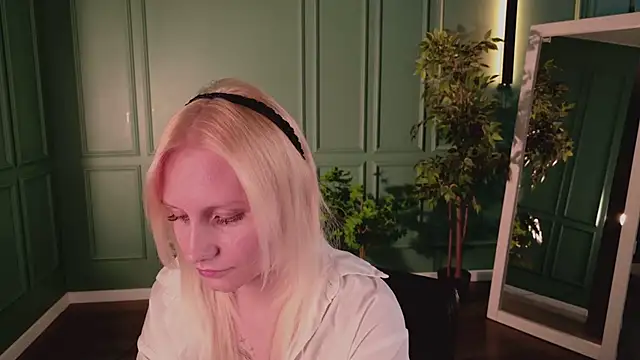Snapshot of haleybooo chatting on 06-10-26, 12:26 haleybooo online show from 06-10-26, 12:26