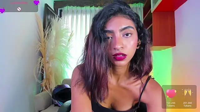 Snapshot of HottieVeroo_ chatting on 07-25-26, 08:17 HottieVeroo online show from 07-25-26, 08:17