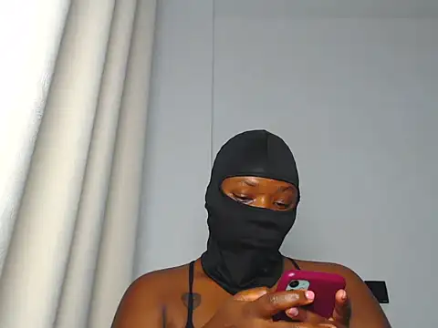 Snapshot of Ebony_heat chatting on 05-27-26, 07:00 Ebony heat online show from 05-27-26, 07:00
