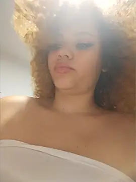 Snapshot of RoouseSiren chatting on 06-11-26, 12:32 RoouseSiren online show from 06-11-26, 12:32