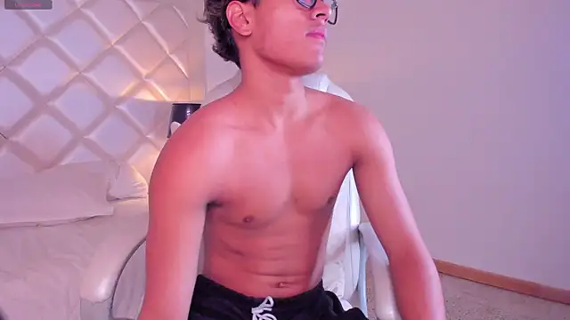 Snapshot of MarcoDeluxxe chatting on 05-27-26, 11:40 MarcoDeluxxe online show from 05-27-26, 11:40