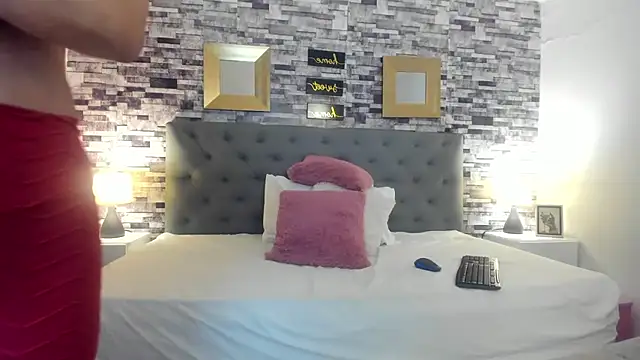 Snapshot of Yeseniaa_25 chatting on 07-15-26, 12:10 Yeseniaa 25 online show from 07-15-26, 12:10