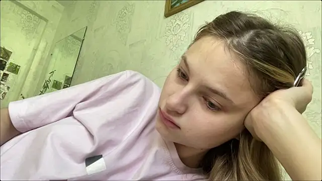 Snapshot of HeIen_cute chatting on 07-09-26, 05:22 HeIen cute online show from 07-09-26, 05:22