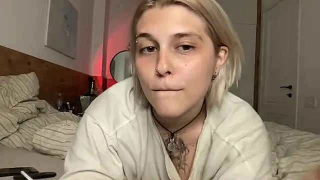 Snapshot of Ella_Bloom chatting on 06-23-26, 05:11 Ella Bloom online show from 06-23-26, 05:11
