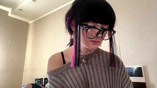 HolyCute online show from 06-04-26, 02:34
