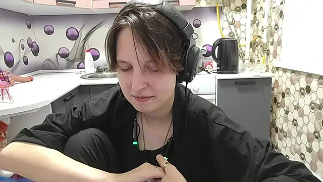 Snapshot of Saranade chatting on 06-19-26, 05:39 Saranade online show from 06-19-26, 05:39