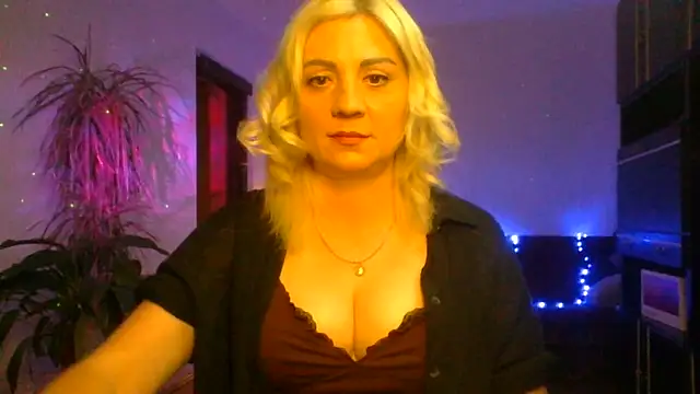 Snapshot of LunaaKiss chatting on 06-12-26, 08:41 LunaaKiss online show from 06-12-26, 08:41