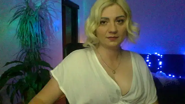 Snapshot of LunaaKiss chatting on 06-15-26, 08:44 LunaaKiss online show from 06-15-26, 08:44