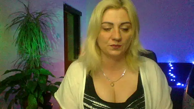 Snapshot of LunaaKiss chatting on 06-16-26, 08:00 LunaaKiss online show from 06-16-26, 08:00