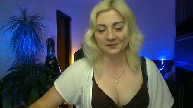 Snapshot of LunaaKiss chatting on 06-18-26, 07:40 LunaaKiss online show from 06-18-26, 07:40