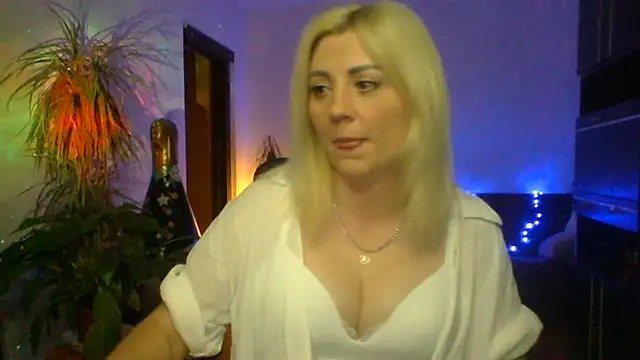 Snapshot of LunaaKiss chatting on 06-19-26, 08:12 LunaaKiss online show from 06-19-26, 08:12