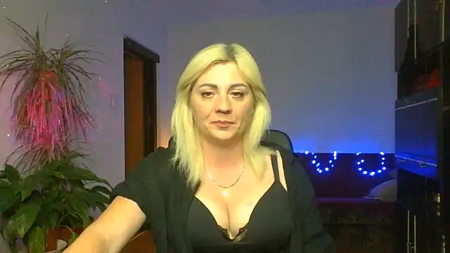 Snapshot of LunaaKiss chatting on 07-05-26, 07:43 LunaaKiss online show from 07-05-26, 07:43