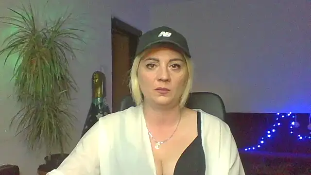 Snapshot of LunaaKiss chatting on 08-07-26, 07:49 LunaaKiss online show from 08-07-26, 07:49