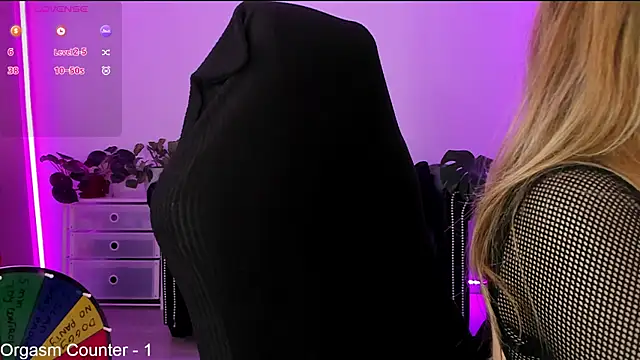 Snapshot of LindaWhite_ chatting on 01-06-25, 09:32 LindaWhite online show from 01-06-25, 09:32