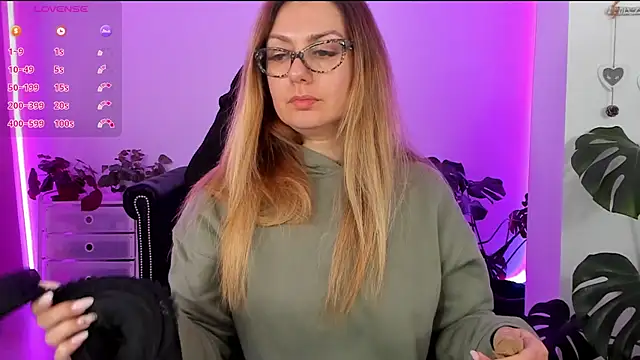 Snapshot of LindaWhite_ chatting on 02-10-25, 09:25 LindaWhite online show from 02-10-25, 09:25