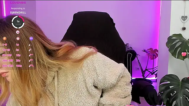 Snapshot of LindaWhite_ chatting on 03-04-25, 04:20 LindaWhite online show from 03-04-25, 04:20