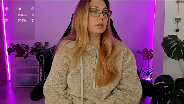 Snapshot of LindaWhite_ chatting on 03-05-25, 09:37 LindaWhite online show from 03-05-25, 09:37