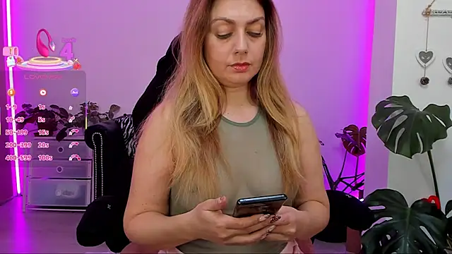 Snapshot of LindaWhite_ chatting on 03-18-25, 05:10 LindaWhite online show from 03-18-25, 05:10