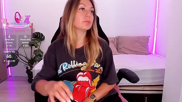 Snapshot of LindaWhite_ chatting on 09-21-25, 04:08 LindaWhite online show from 09-21-25, 04:08