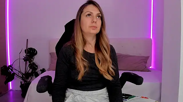 Snapshot of LindaWhite_ chatting on 11-07-25, 05:02 LindaWhite online show from 11-07-25, 05:02