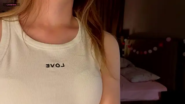 Snapshot of JenevaLitalien chatting on 06-08-26, 06:19 JenevaLitalien online show from 06-08-26, 06:19