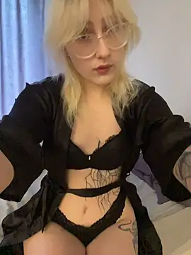 Snapshot of xp_blondie chatting on 06-12-26, 01:43 xp blondie online show from 06-12-26, 01:43