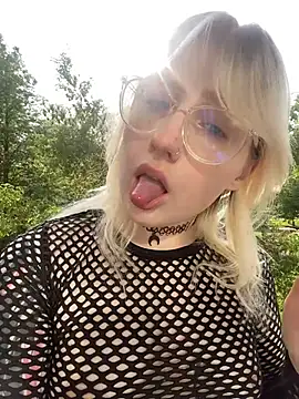 Snapshot of xp_blondie chatting on 06-14-26, 01:24 xp blondie online show from 06-14-26, 01:24