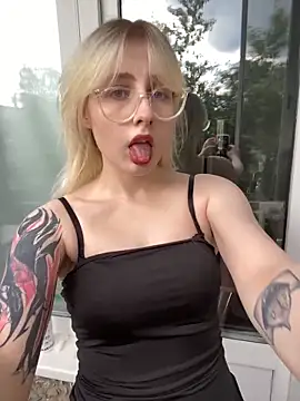 Snapshot of xp_blondie chatting on 06-16-26, 01:14 xp blondie online show from 06-16-26, 01:14