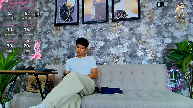 Snapshot of Maximiliano_Young chatting on 06-15-26, 01:24 Maximiliano Young online show from 06-15-26, 01:24