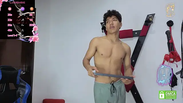 Snapshot of Maximiliano_Young chatting on 06-19-26, 01:04 Maximiliano Young online show from 06-19-26, 01:04