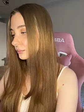 Snapshot of emilurrre chatting on 06-15-26, 05:31 emilurrre online show from 06-15-26, 05:31
