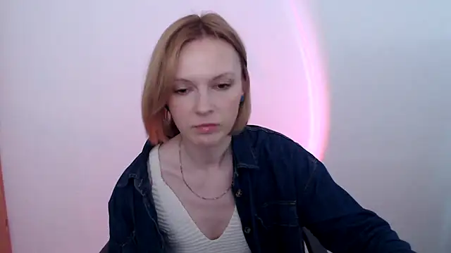 Snapshot of AdelleLovee_ chatting on 06-08-26, 07:20 AdelleLovee online show from 06-08-26, 07:20