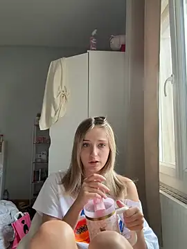 Snapshot of anna_avieraa chatting on 06-05-26, 04:35 anna avieraa online show from 06-05-26, 04:35