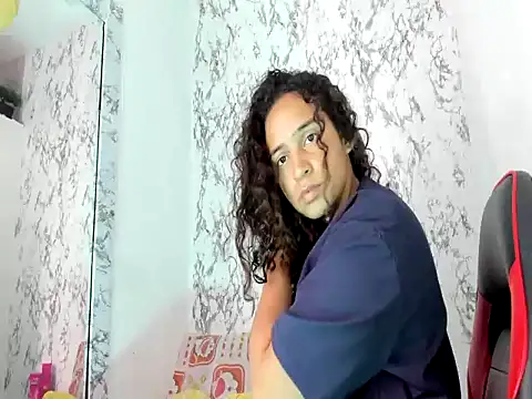 Snapshot of Shanom01 chatting on 06-12-26, 01:10 Shanom01 online show from 06-12-26, 01:10