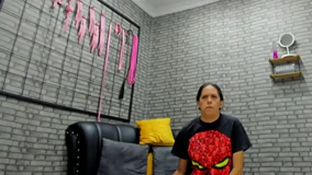 Snapshot of missnicollee chatting on 07-23-26, 07:12 missnicollee online show from 07-23-26, 07:12