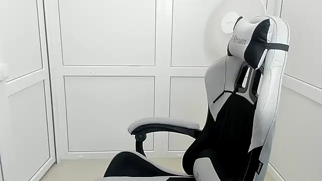 Vanilla Vixen online show from 06-23-26, 05:49