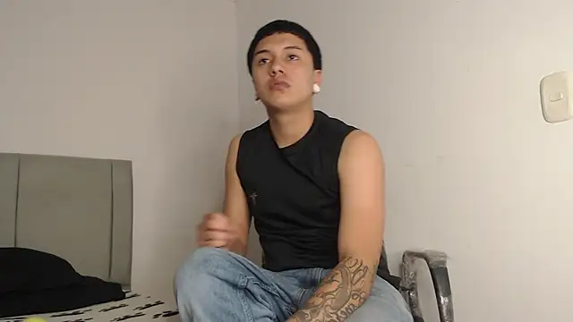 Snapshot of Owenn__blueee chatting on 06-26-26, 04:17 Owenn blueee online show from 06-26-26, 04:17