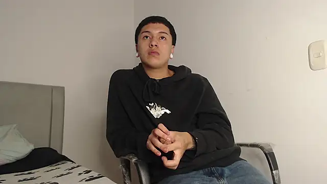Snapshot of Owenn__blueee chatting on 07-02-26, 03:34 Owenn blueee online show from 07-02-26, 03:34
