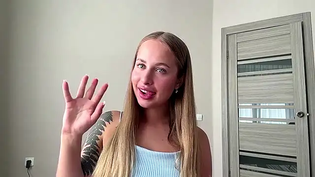 Snapshot of AliceIris chatting on 06-15-26, 12:18 AliceIris online show from 06-15-26, 12:18