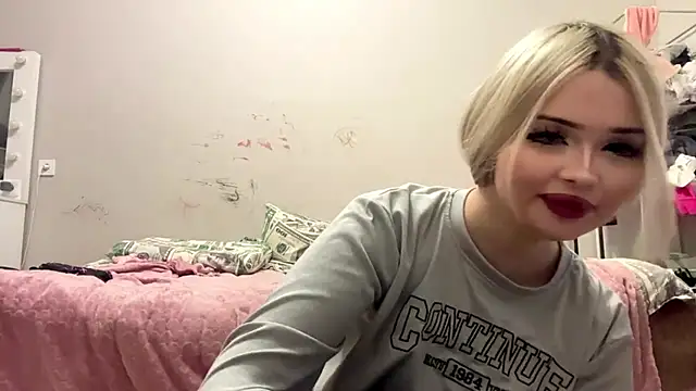 Snapshot of moonluv33 chatting on 06-12-26, 02:05 moonluv33 online show from 06-12-26, 02:05